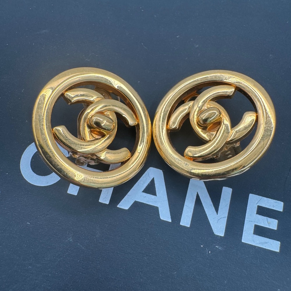 Chanel‎ Vintage 97P CC Round Encircled Turnlock Clip On Earrings Gold Plated